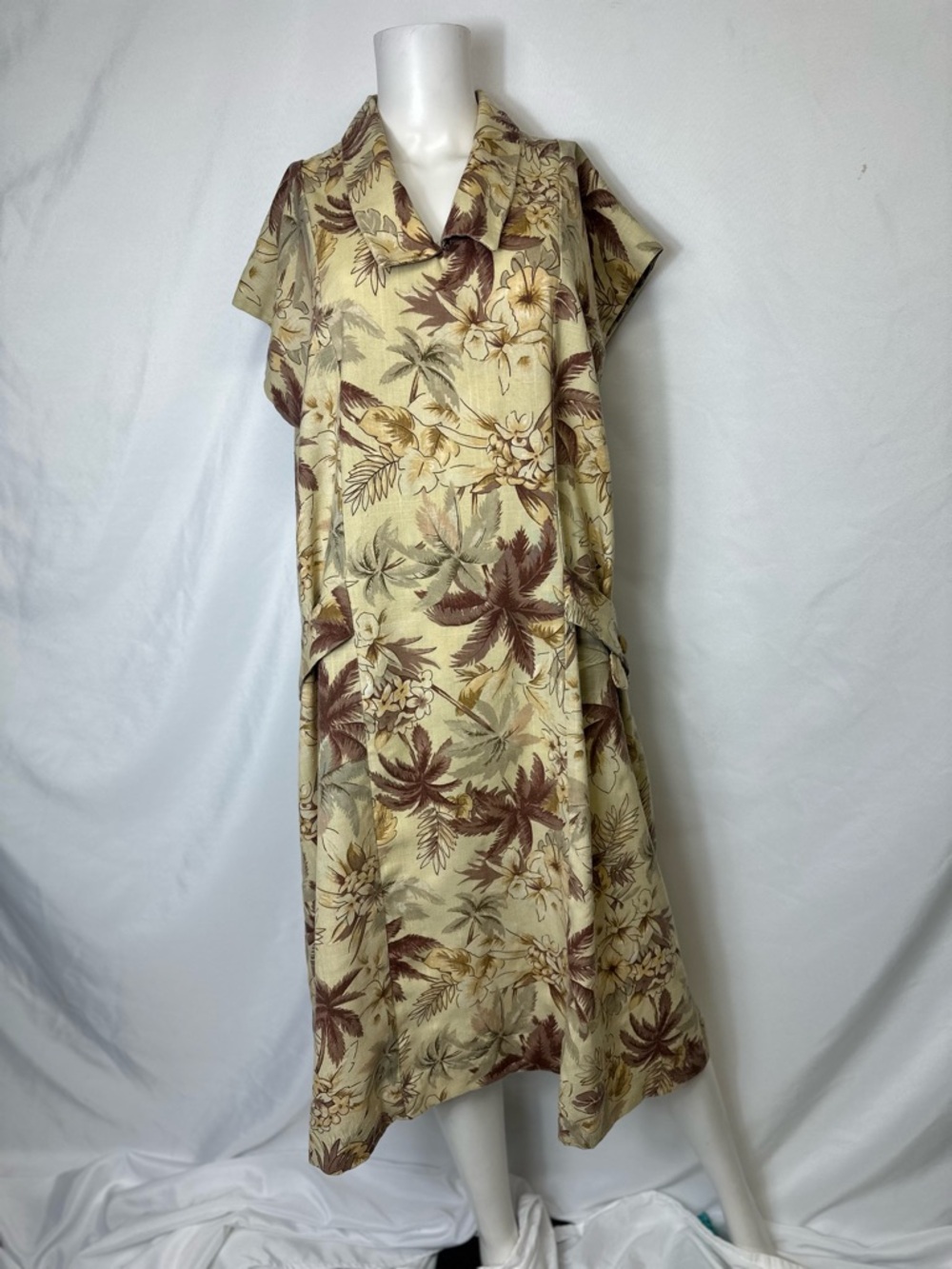 VINTAGE UNBRANDED LARGE  FLORAL SLEEVELESS FLORAL DRESS
